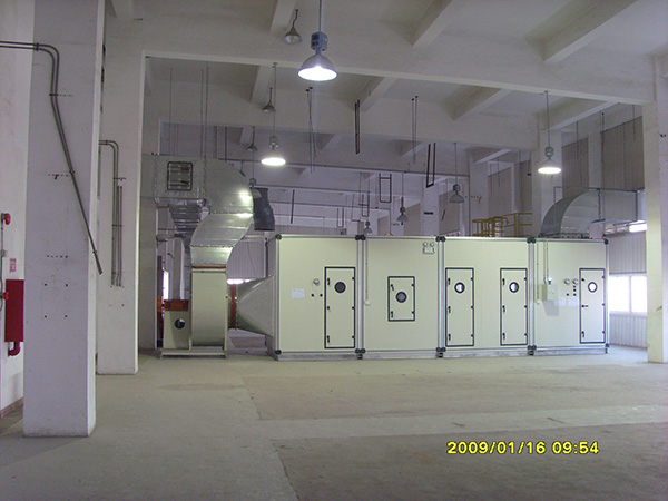 Controlling temperature and humidity air-conditioned box